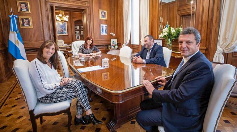 Cristina Kirchner, Massa y representantes gremiales acordaron un aumento salarial para los trabajadores del Congreso. 