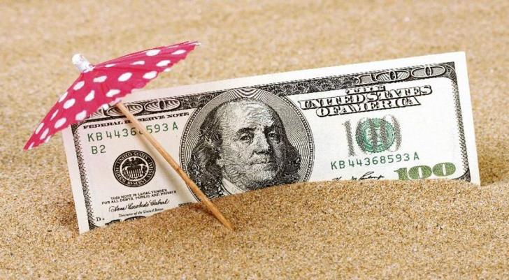 AFIP eleva la retención para quienes hagan gastos en con dólar turista en el exterior. Conoce cuáles son las operaciones afectadas.