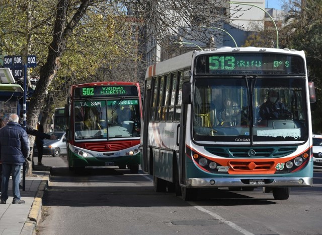 Las autoridades de Bahía Blanca buscan modificar el pasaje de micro en la región, por lo que el boleto de colectivos podría llegar a los $100.