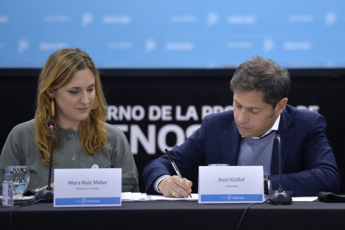 Kicillof otorgó a los estatales bonaerenses licencias parentales de 135 días por nacimiento y hasta 180 días por adopción.