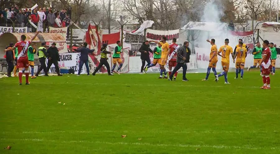 Los disturbios ocurrieron ayer en un partido de fútbol de la categoría Primera C, entre hinchas de Luján y Leandro N. Alem.