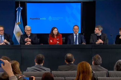 Batakis hizo su primera conferencia de prensa y anunció una batería de medidas tendientes a reducir el déficit fiscal.