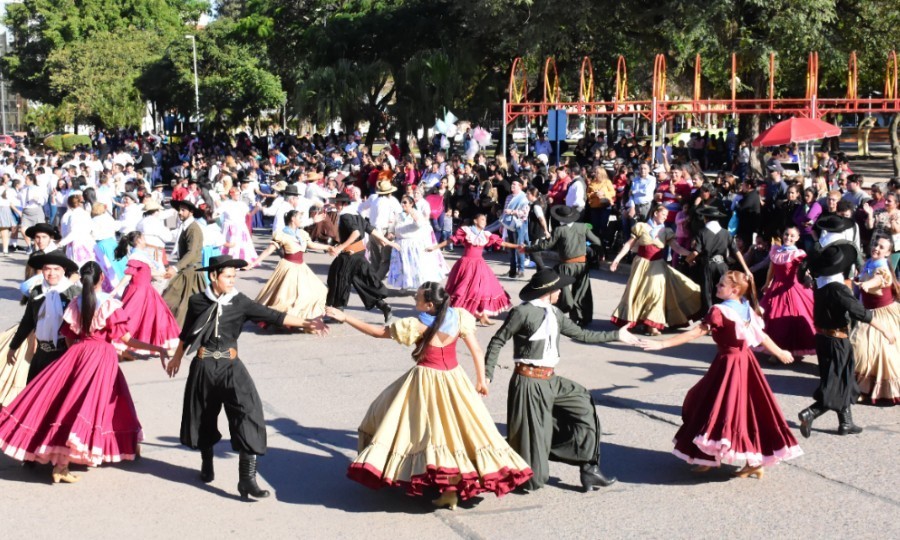 En Coronel Pringles, la Dirección de Cultura convocó a bailar el Pericón Nacional frente al Palacio Municipal.
