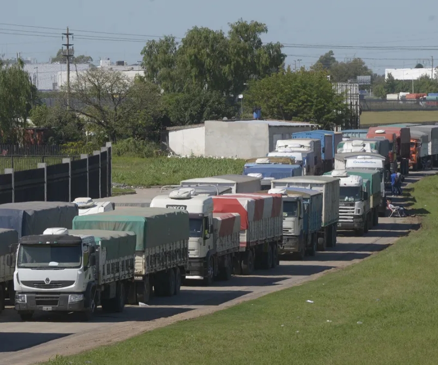El Gobierno aumenta 16% la tarifa de referencia del transporte de cargas .
