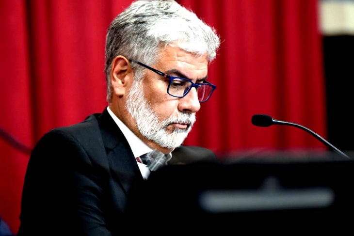 Feletti volvería a agarrar la lapicera del Senado bonaerense.