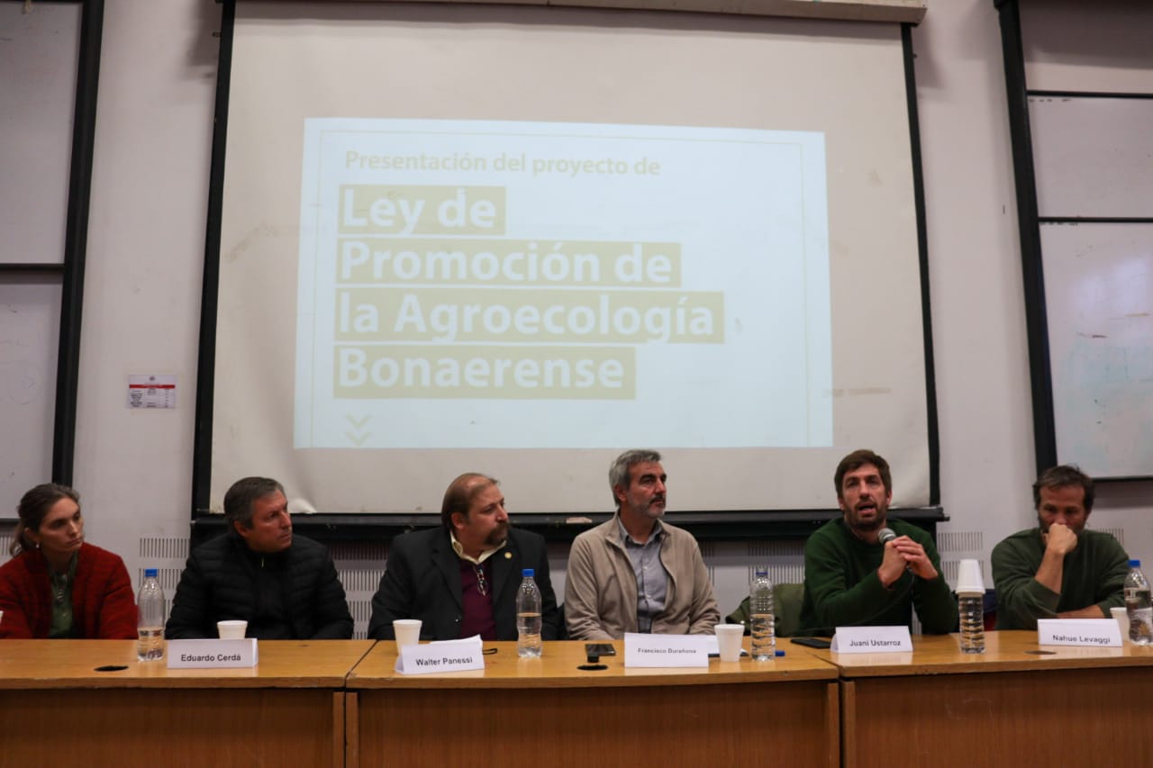 El senador Francisco “Paco” Durañona relanzó la ley de producción agroecológica, que fue cajoneada por dos años en la Legislatura bonaerense.