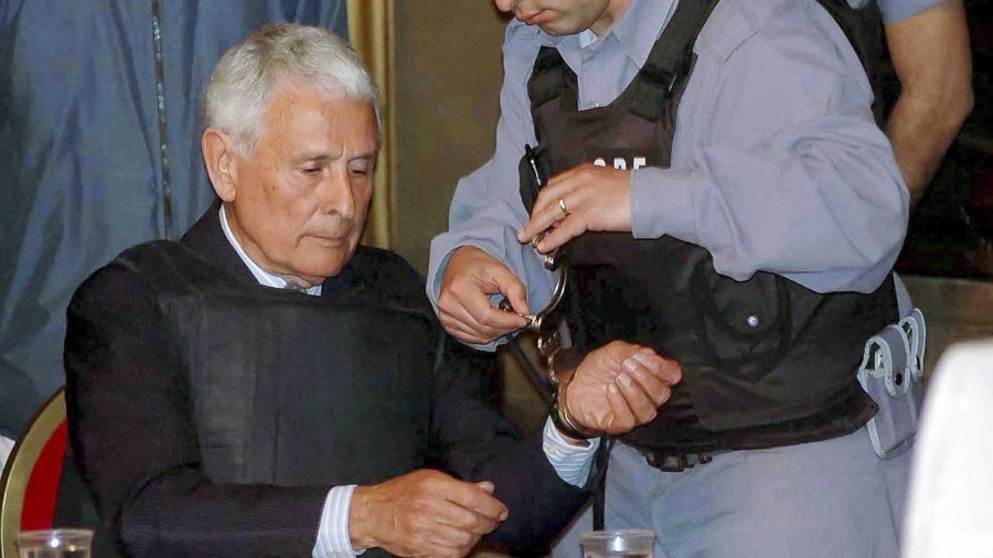 El genocida Etchecolatz murió hoy a los 93 años.