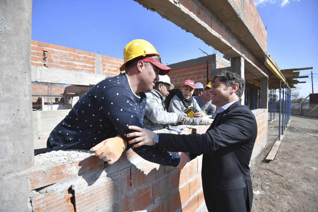 Kicillof ecorrió, junto al intendente local, Carlos Ferraris, la construcción de un Centro de Atención Primaria de la Salud.