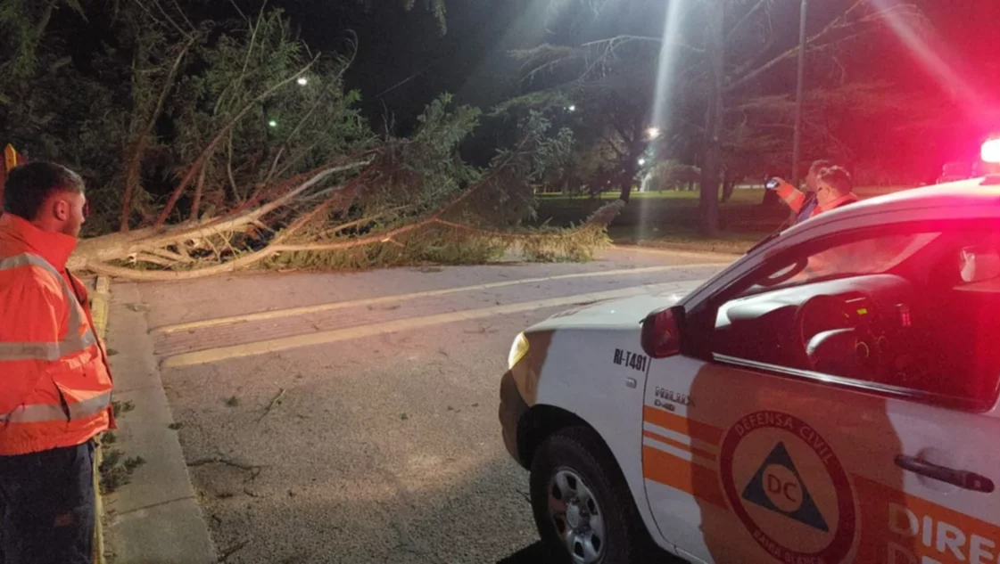 Defensa Civil ayudó a los vecinos mientras se producía el temporal en Bahía Blanca.