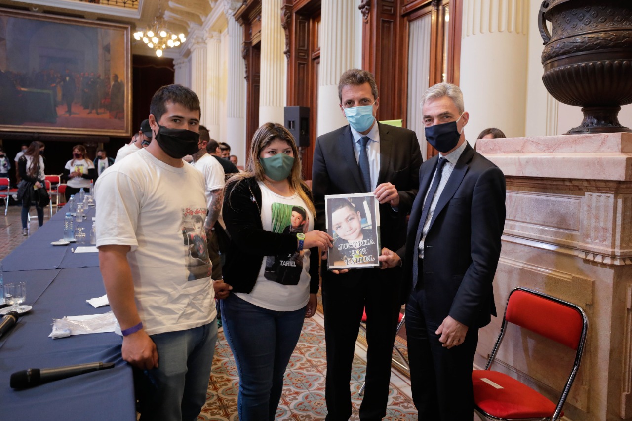 Massa junto a la familia de Tahiel en la presentación del proyecto. 