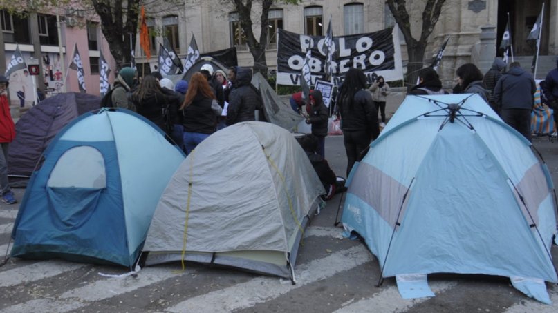 En Bahía Blanca, los piqueteros de izquierda acamparon frente a la municipalidad.