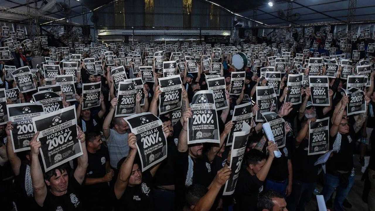 Trabajadores del neumático exigen mejoras salariales y condiciones laborales. 