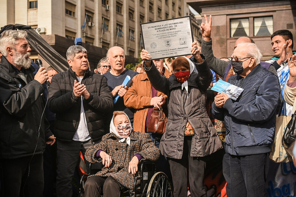 La colocación de las placas en homenaje a las víctimas del bombardeo a Plaza de Mayo contó con la presencia de importantes figuras.