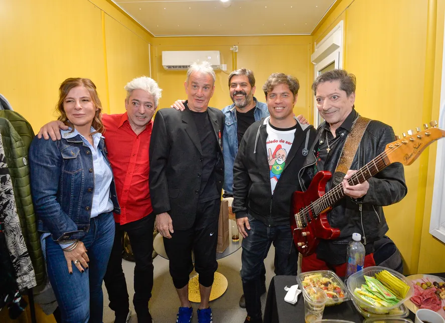 Kicillof pasó por el camarín de Virus, en el Primavera Bonaerense. 