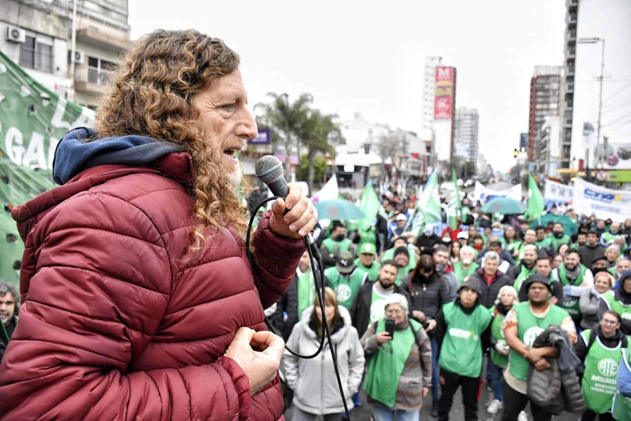 El secretario general de los estatales bonaerenses, Oscar de Isasi, respaldó al reclamo para que el Gobierno nacional “adelante la cláusula de revisión para un nuevo aumento".