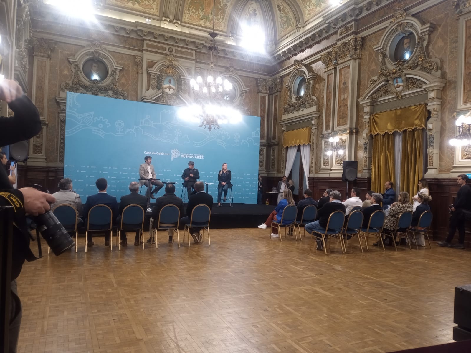 Acto de Kicillof. Así lucía el Salón Dorado de la Gobernación casi desierto.
