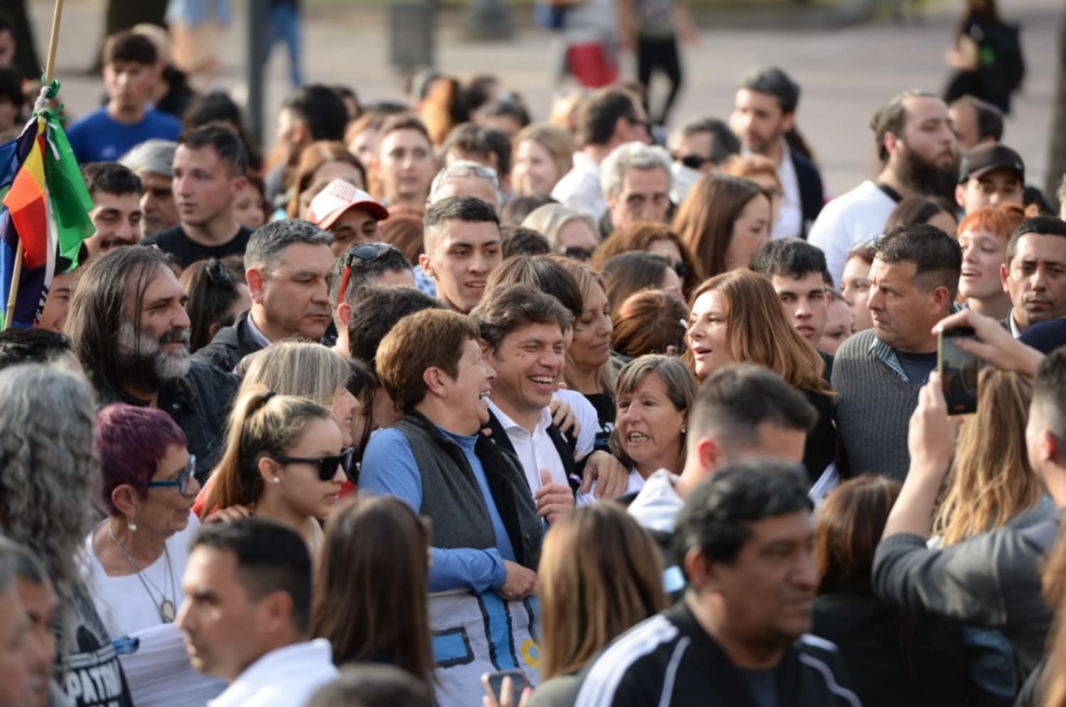 El gobernador bonaerense, Axel Kicillof, participó de una multitudinaria marcha a días del atentado a la vicepresidenta Cristina Kirchner.