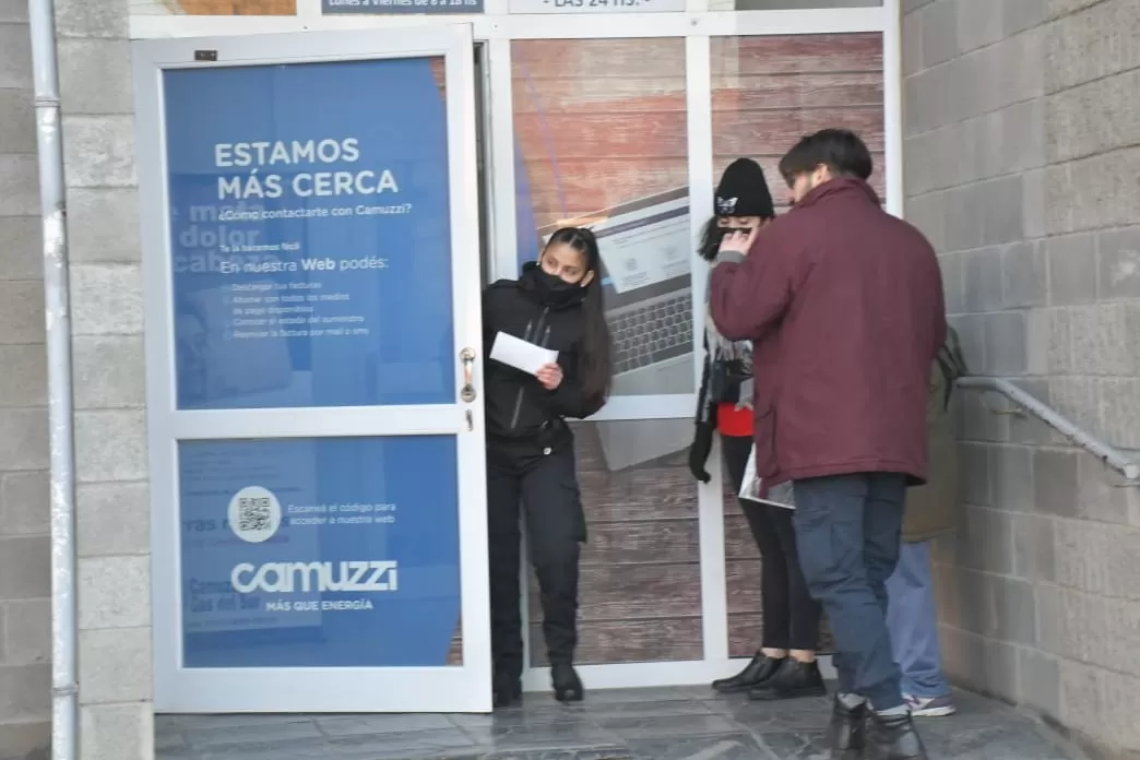 Los diputados bonaerenses le exigen a Camuzzi que reabra sus oficinas comerciales. 