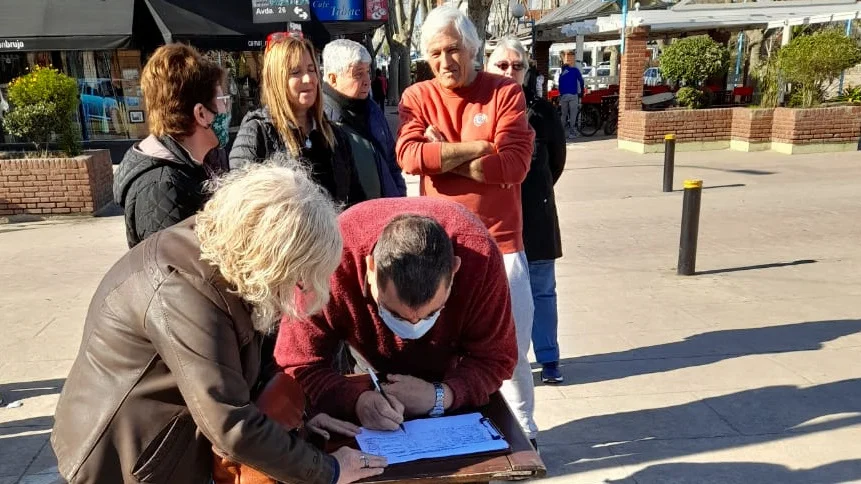 En Miramar se juntaron firmas para que Camuzzi reabra sus oficinas. 