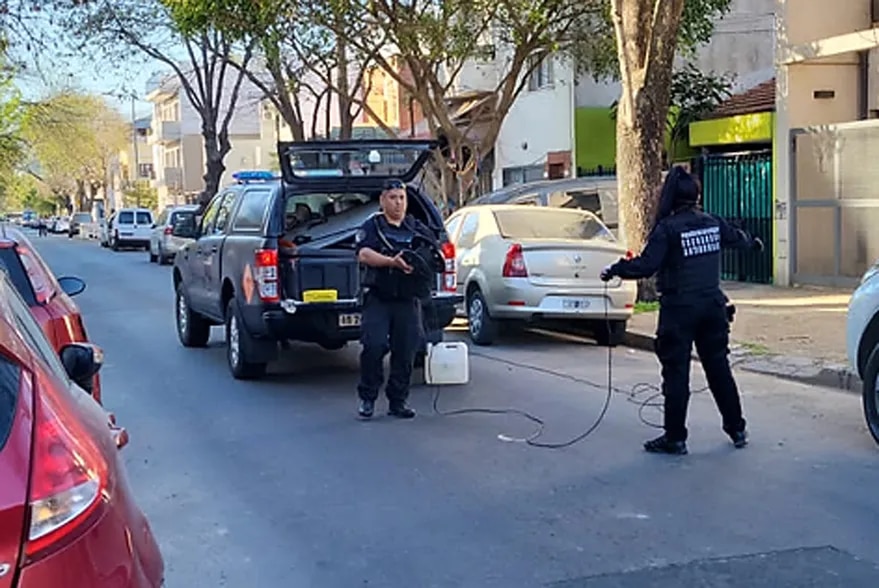 Efectivos desarrollaron un operativo para detonar el "paquete sospechoso" que se encontró frente a la casa del juez de la causa Vialidad.