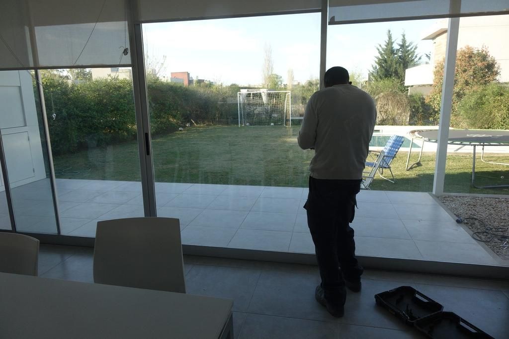 Ventanales por los que entraron los ladrones a la casa de la funcionaria de Garro.