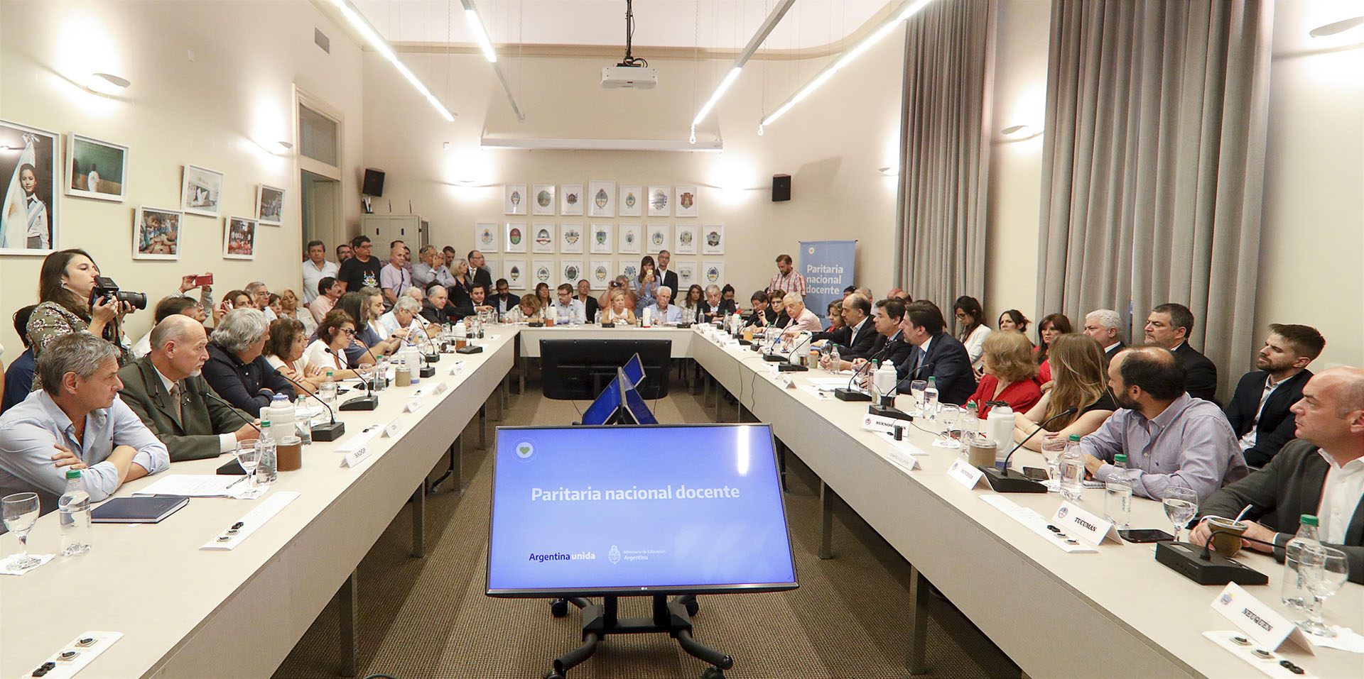 El Gobierno y los gremios docentes se reunirán esta tarde para reabrir la paritaria nacional del sector.