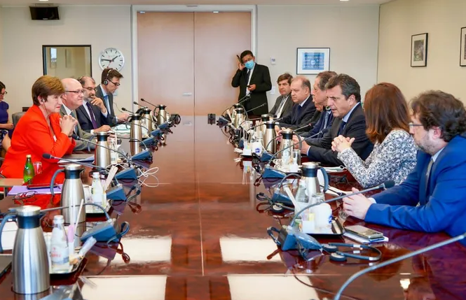 Según preciso Georgieva, los parámetros fijados incluyen un déficit primario "del 2,5 % del PIB en 2022 y del 1,9 % del PIB en 2023.