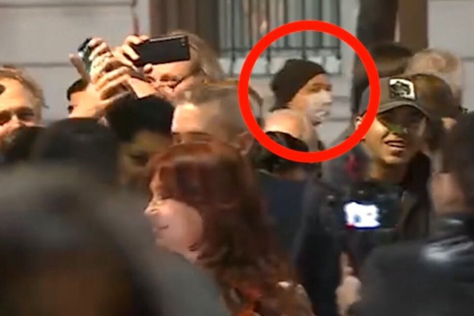 Carrizo en Recoleta cerca de Cristina Kirchner.