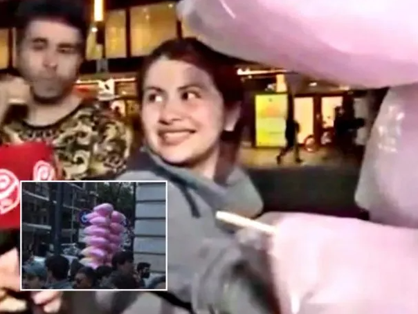 Sabag Montiel junto a Brenda y los copitos de azúcar que supuestamente vendía.
