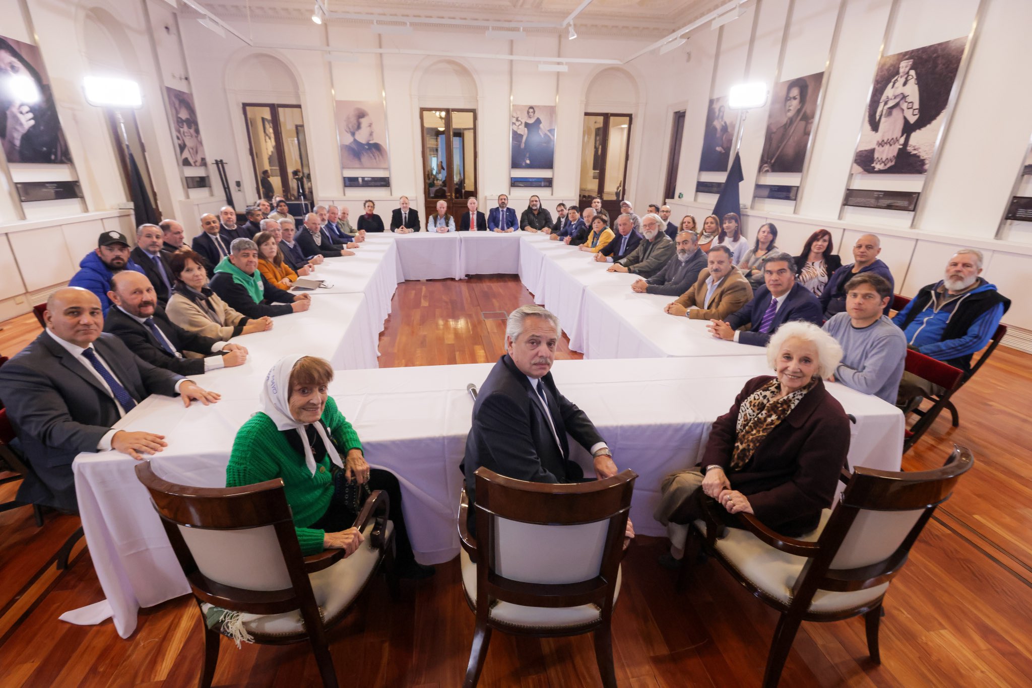 El presidente Alberto Fernández junto a varias figuras políticas repudió los discursos de odio.