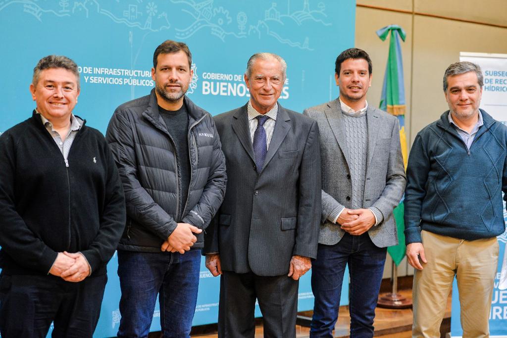 El equipo del Partido de La Costa en la licitación de la obra de protección del frente costero.