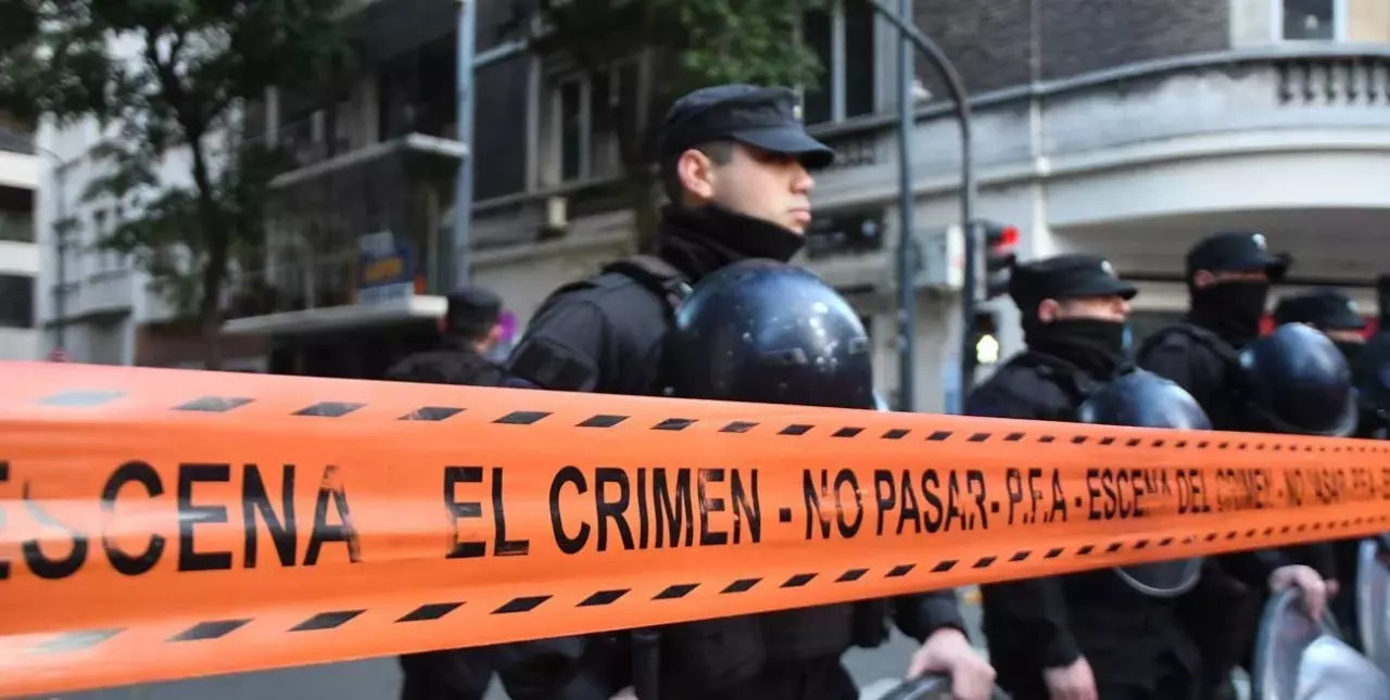 El lugar donde ocurrió el atentado contra la vicepresidenta Cristina Kirchner se encuentra cercado.