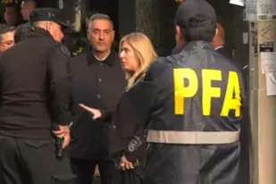 La jueza federal María Eugenia Capuchetti visitó hoy el lugar donde ocurrió el atentado a la vicepresidenta Cristina Kirchner.