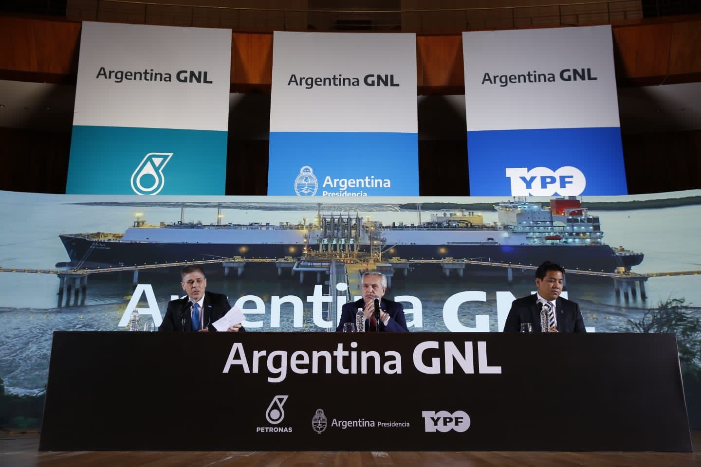 Alberto Fernández calificó el acuerdo entre YPF y Petronas como“una piedra fundamental" para ingresar de una manera diferente al mundo.
