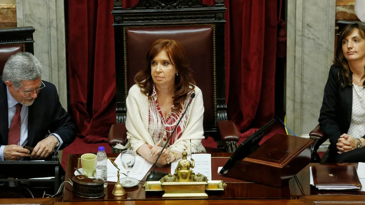 En medio de la pelea política, esta tarde la vicepresidenta Cristina Kirchner presidirá una sesión especial en el Senado.