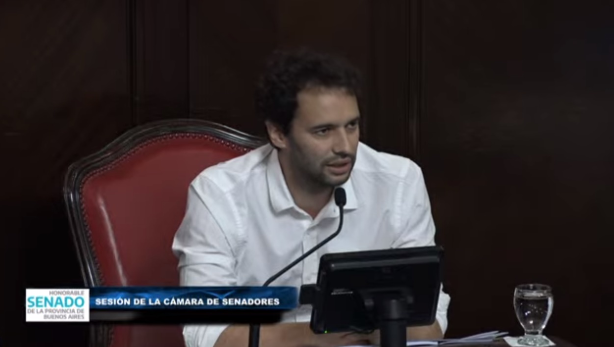 El senador Facundo Ballesteros durante el homenaje a Néstor Kirchner. 
