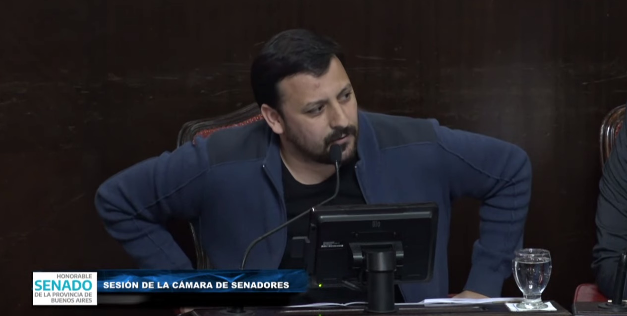 El senador Emmanuel González Santalla durante el homenaje a Néstor Kirchner. 