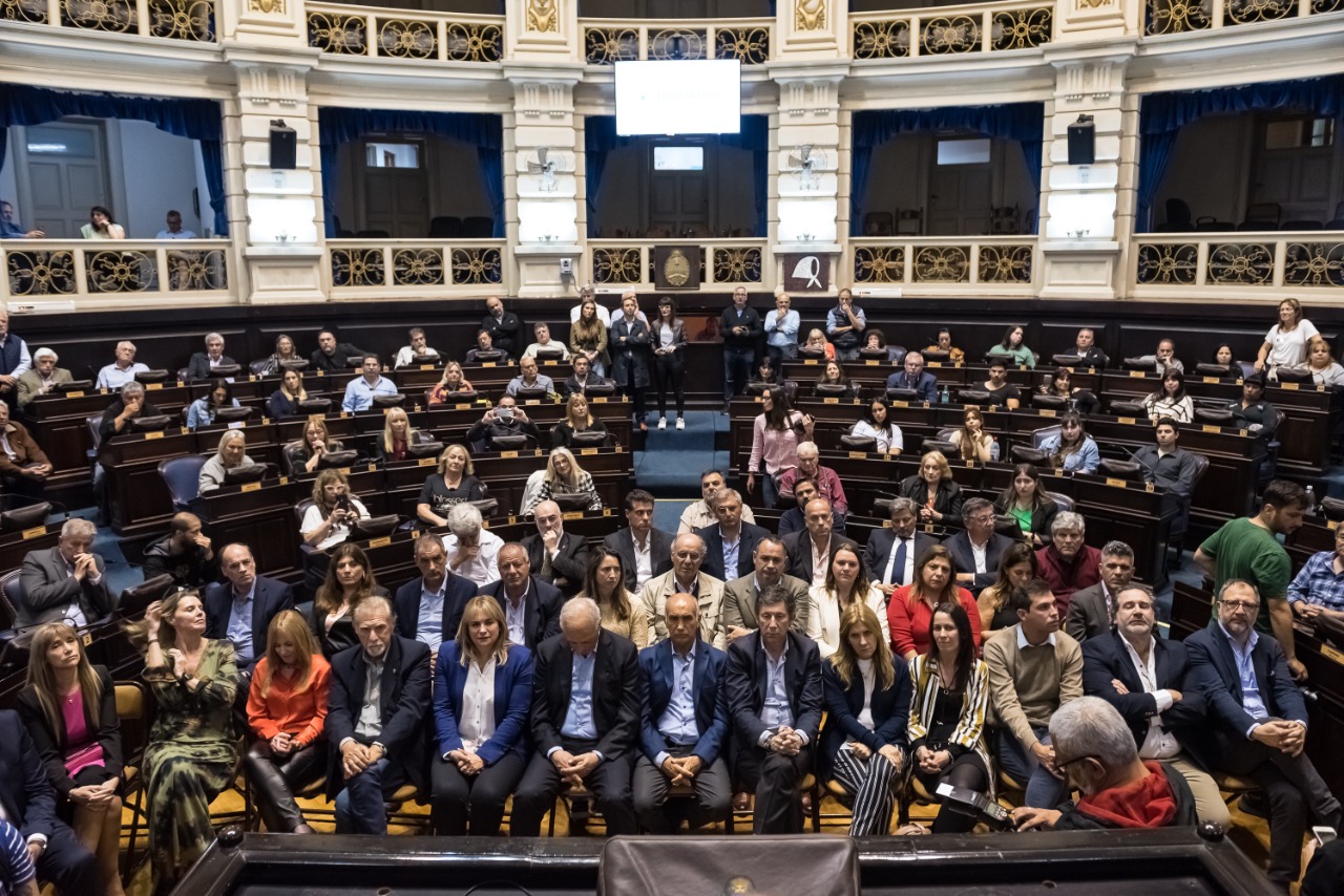 El radicalismo copó el recinto de la Cámara de Diputados bonaerense por la entronización de Raúl Alfonsín.