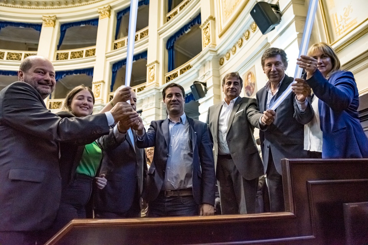 Luego de sellar la unidad en las elecciones internas, la UCR bonaerense se volvió a mostrar compacta en la entronización de Raúl Alfonsín en la Legislatura. Las presencias boinas blancas, del PRO, la Coalición Cívica y el peronismo.