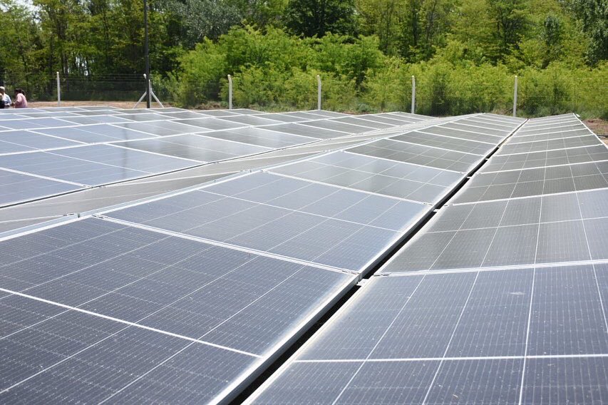La potencia total de la planta ubicada en Saladillo es de 330 Kilovatios (kW), la cual inyectará la energía generada a la red de distribución.