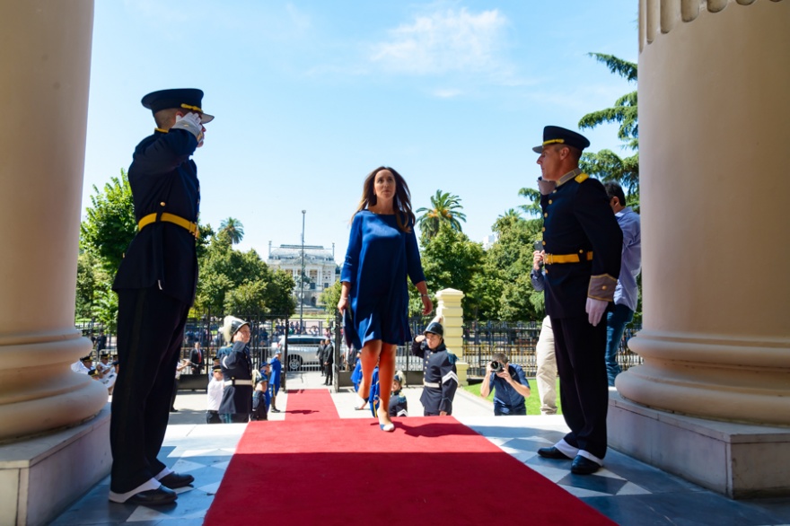 La fastuosa alfombra de Vidal en la Legislatura bonaerense. 