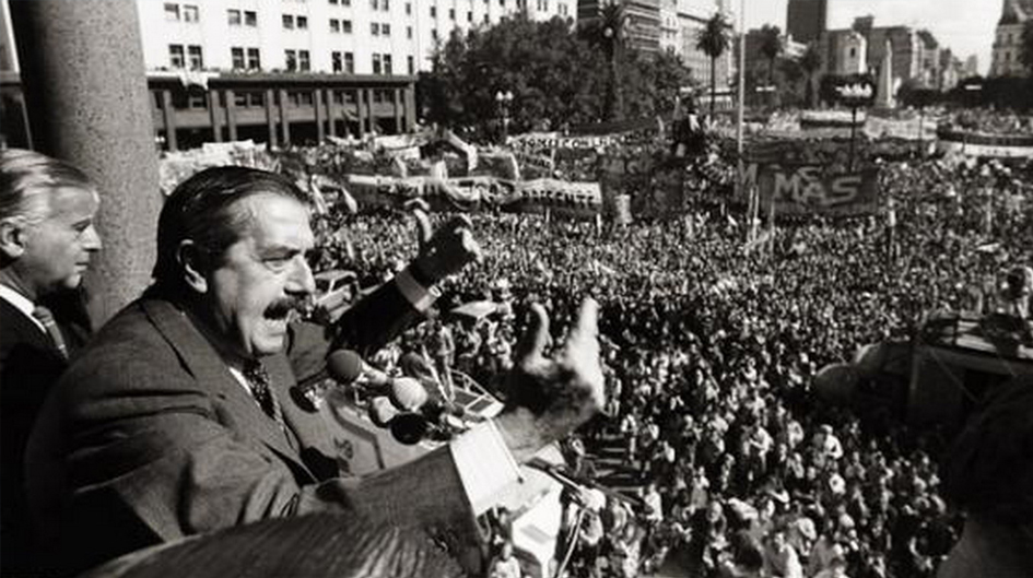 Raúl Alfonsín asumió la presidencia argentina el 10 de diciembre de 1983, luego de que el país atravesara la sangrienta dictadura militar.