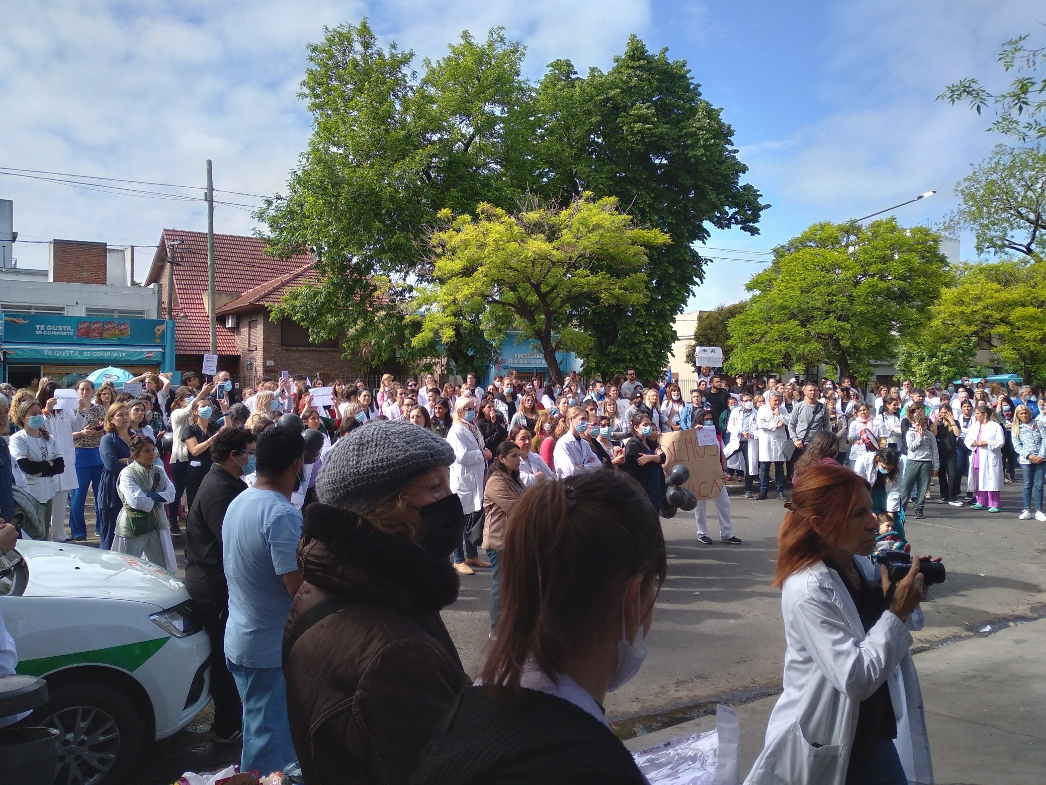 Médicos del Hospital de Niños protestaron frente a la Gobernación. 