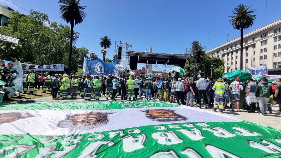 Entre las diferentes organizaciones gremiales presentes, se destacaba la fuerte presencia de Camioneros.