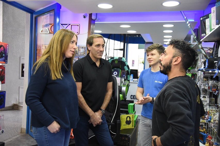 La ex gobernadora María Eugenia VIdal recorrió La Plata junto al intendente local, Julio Garro, donde realizó un reclamo por "aliviar la carga impositiva".