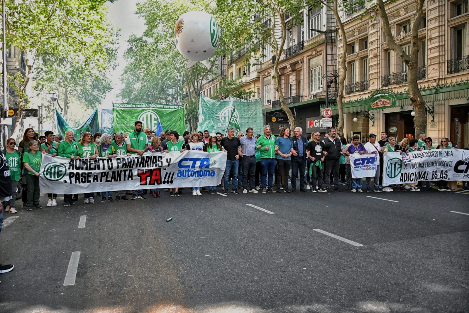 Los estatales bonaerenses volvieron a presionar por la reapertura de paritarias.