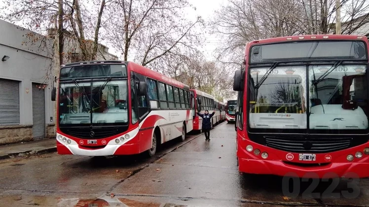 El paro de micros de 48 horas inició en el interior del país y ya afecta a algunas localidades bonaerenses.