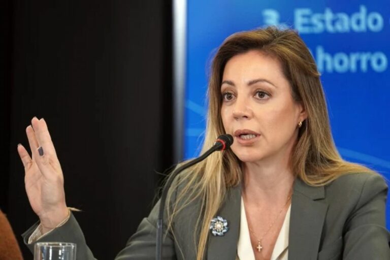 La secretaria de Energía de la Nación, Flavia Royón, confirmó que habrá más aumentos en los combustibles hasta fin de año.