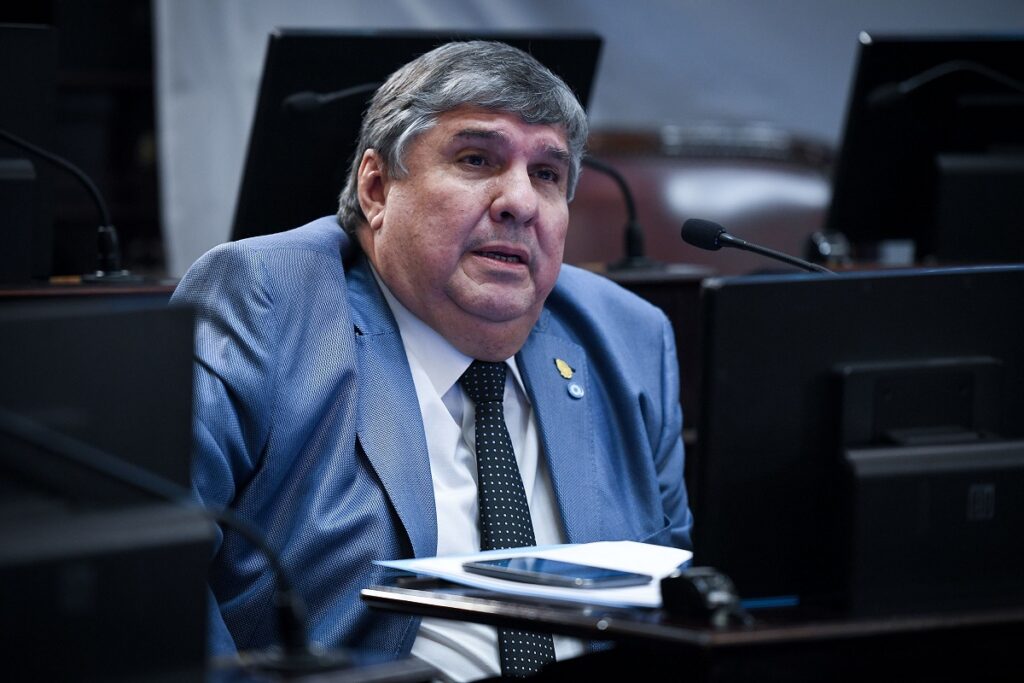 El presidente del bloque de senadores del Frente de Todos (FdT), José Mayans, fue trasladado en un avión sanitario a la Capital.