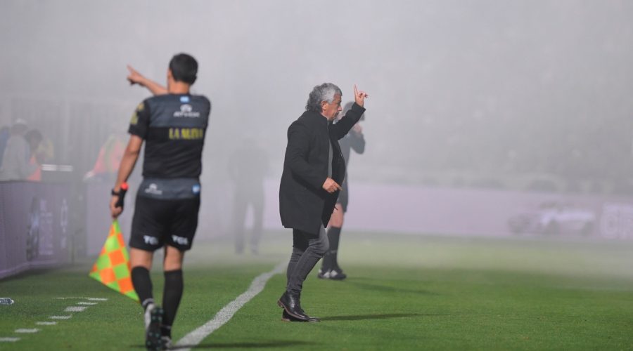 El momento que se suspende el partido a causa de los gases lacrimógenos provenientes del exterior del estadio de Gimnasia.